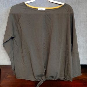 Women long sleeve top in green or black (size fits S to M in US)